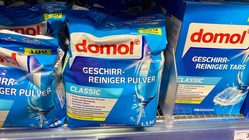 Ein getestetes Spülmaschinenpulver neben anderen Produkten in einem Verkaufsregal.