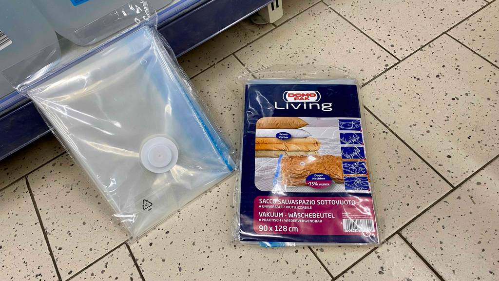 Vakuumierbeutel-Test: Zwei transparente Vakuum-Wäschebeutel liegen in ihren Verpackungen auf einem Boden im Verkaufsbereich.
