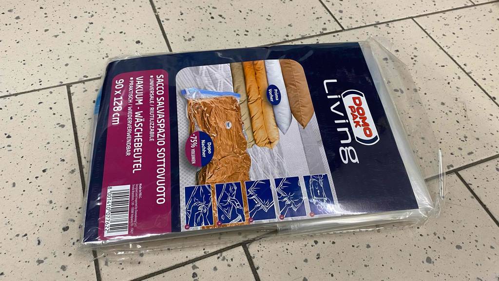 Vakuumierbeutel-Test: Ein Vakuum-Wäschebeutel von Domo Pak liegt in seiner Verpackung auf einem Fliesenboden.