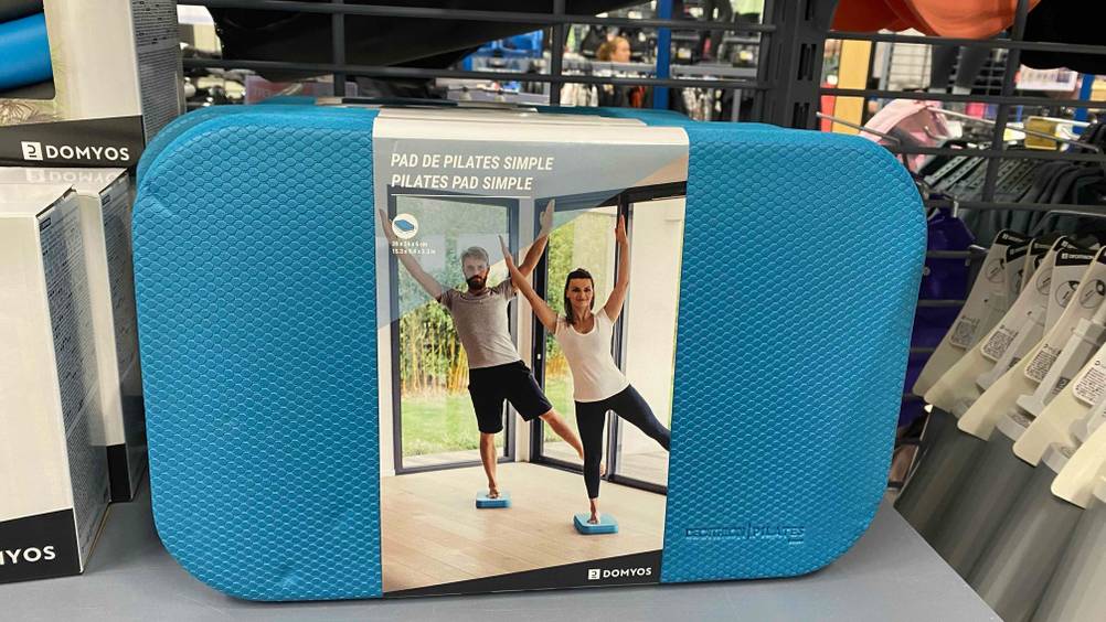 Im Test: Ein Balance-Pad steht neben anderen Produkten in einem Verkaufsregal.