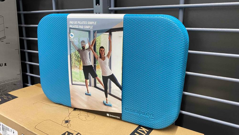 Balance-Pad getestet: Ein originalverpacktes Produkt lehnt an einem Gitter.