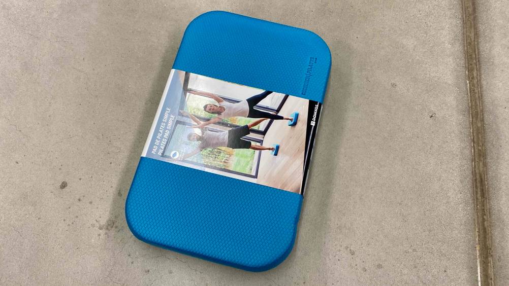 Ein getestetes Balance-Pad liegt quer auf einem Betonboden.