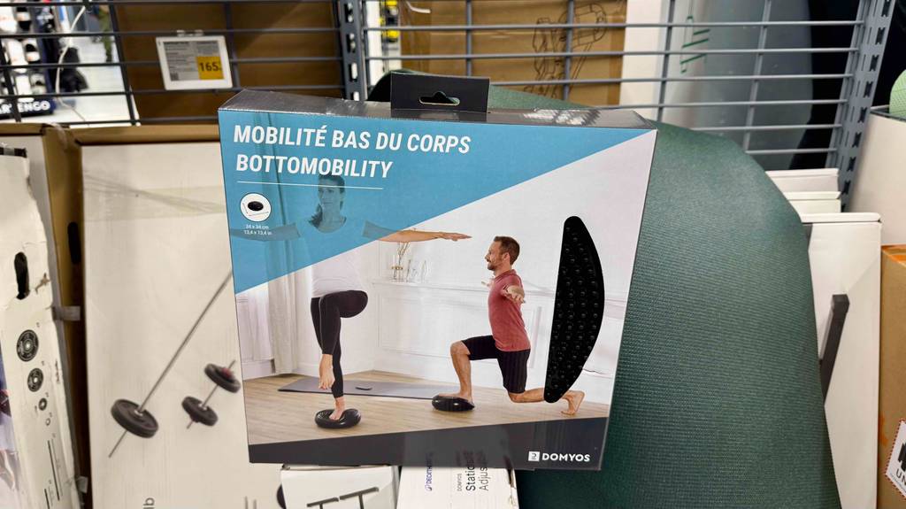 Im Test: Ein verpacktes Balancekissen steht auf Produktkartons.