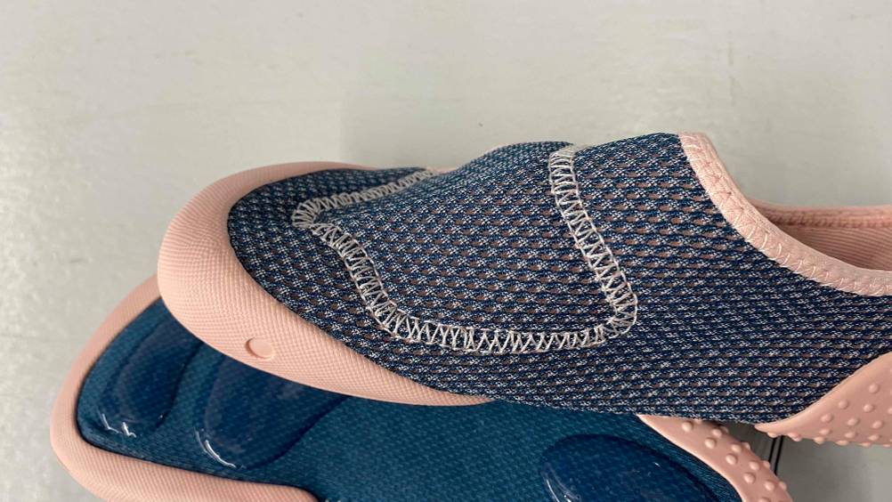 Seitenansicht der Innenaußenseite von getesteten Barfußschuhen für Kinder.