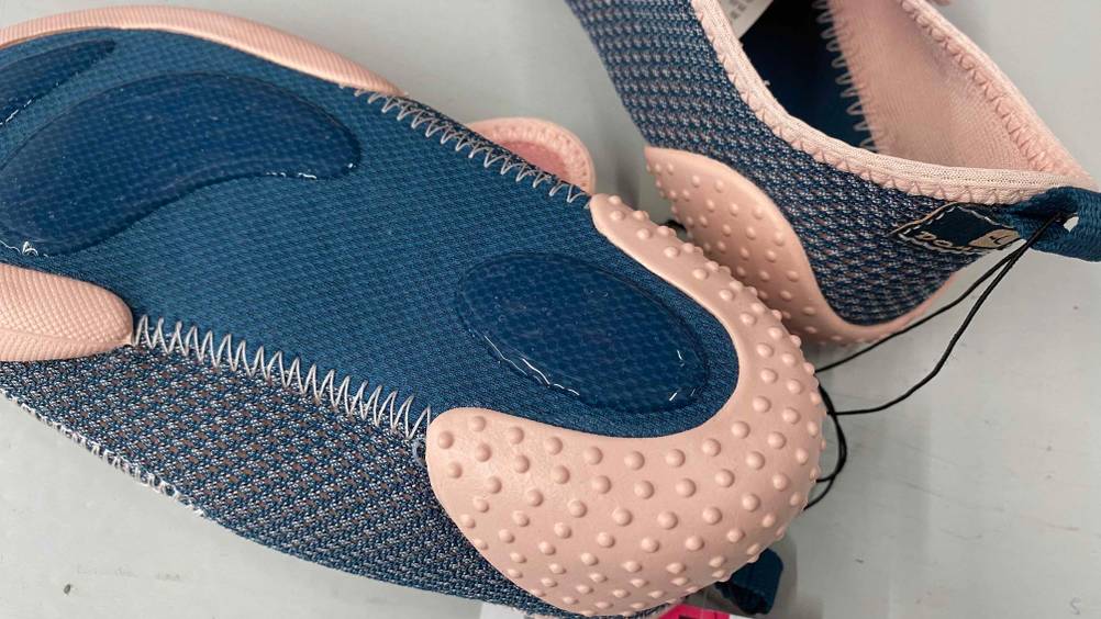 Getestet: Sohle von Barfußschuhen für Kinder.