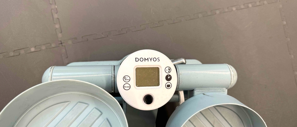 Blick auf das ausgeschaltete Display mit verschiedenen Einstellmöglichkeiten eines getesteten Mini-Steppers.