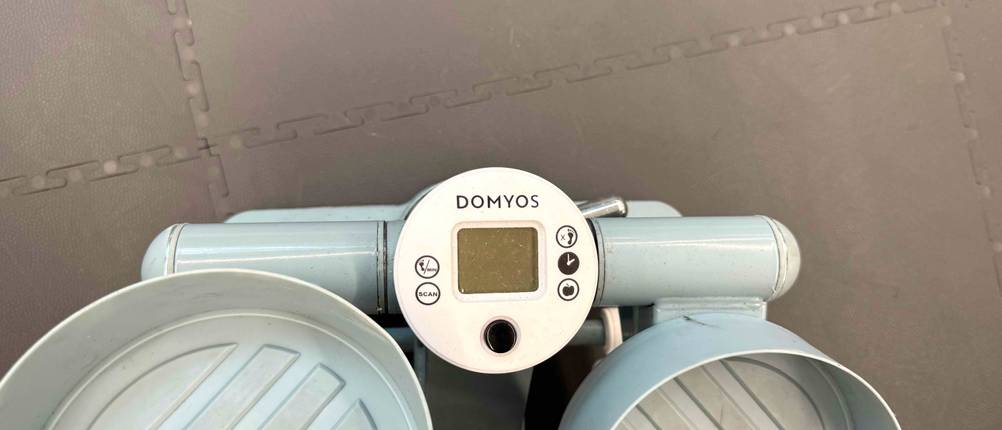 Blick auf das ausgeschaltete Display mit verschiedenen Einstellmöglichkeiten eines getesteten Mini-Steppers.