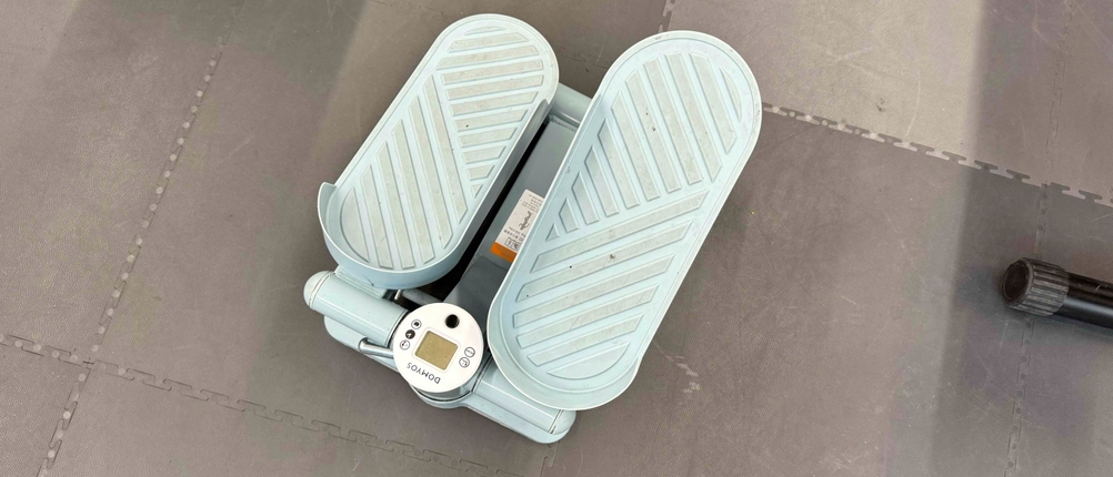 Mini-Stepper im Test: Blick von oben auf die Trittflächen eines hellgrünen Geräts.