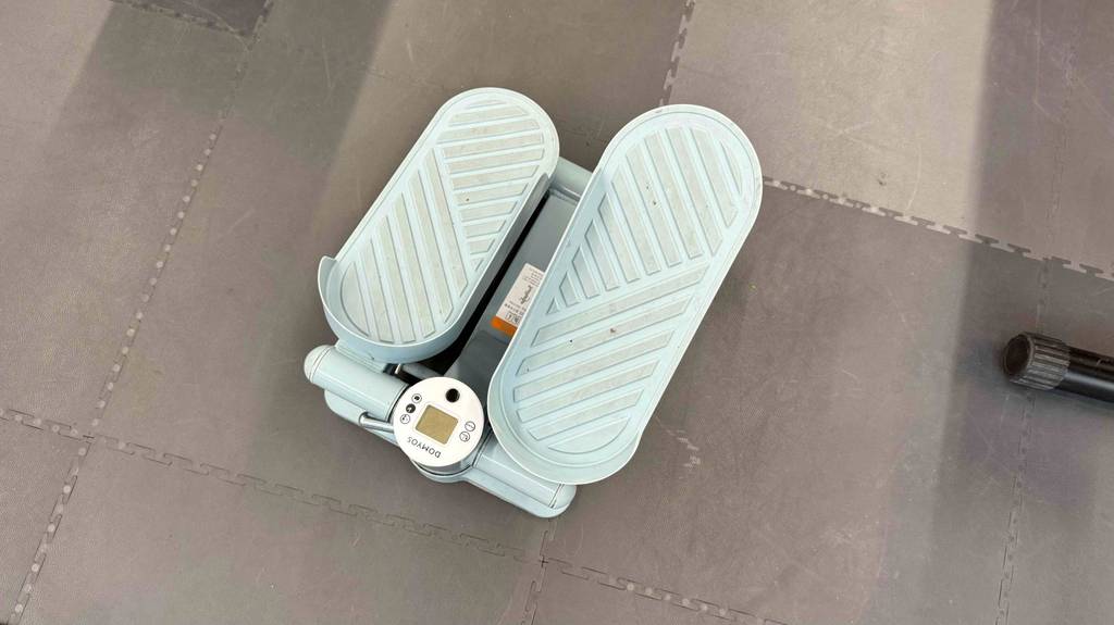 Mini-Stepper im Test: Blick von oben auf die Trittflächen eines hellgrünen Geräts.