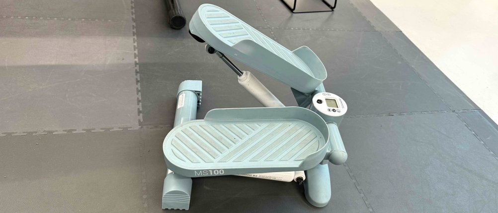 Seitenansicht eines getesteten Mini-Steppers, der mit einer Trittfläche nach oben auf einem hellen Boden steht.