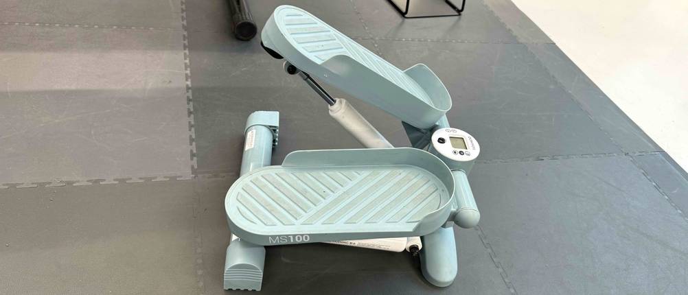 Seitenansicht eines getesteten Mini-Steppers, der mit einer Trittfläche nach oben auf einem hellen Boden steht.