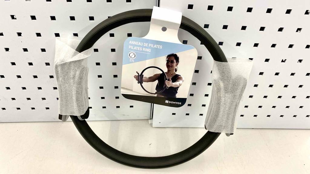 Pilates-Ring-Test: Produkt steht in Verkaufsregal.