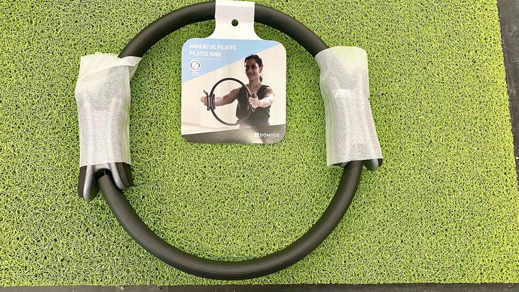 Pilates-Ring im Test: Ring auf grünem Untergrund.