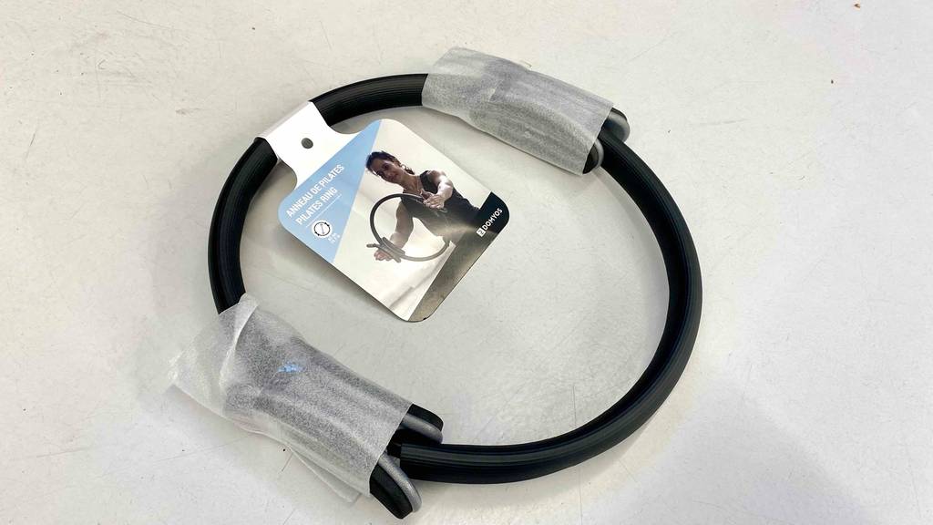 Pilates-Ring getestet: Verpacktes Produkt auf hellem Untergrund.
