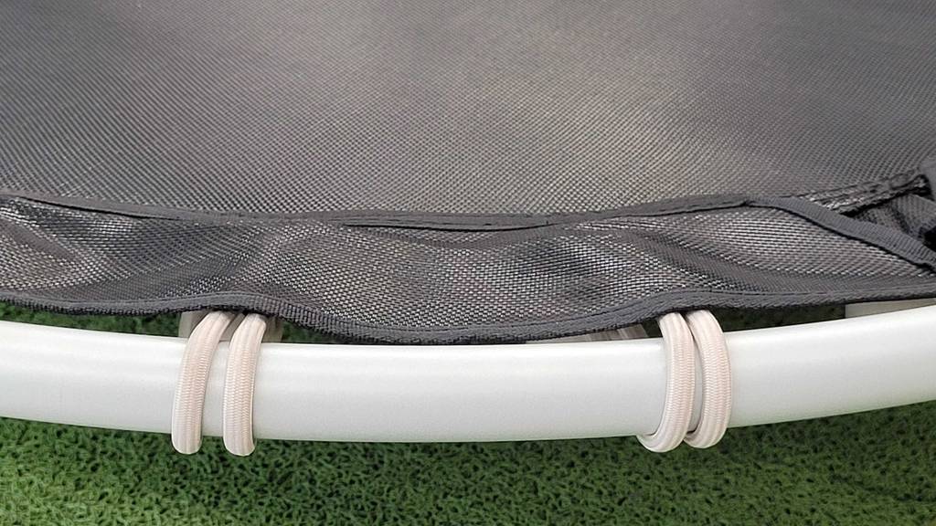 Trampolin im Test: Detailansicht des Rahmens mit Befestigungsseilen.