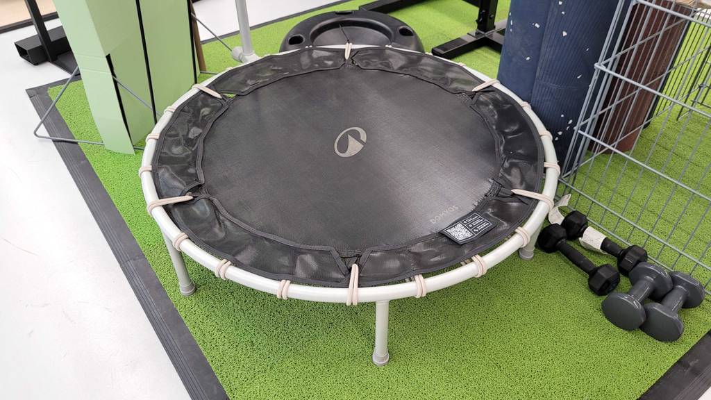 Ein Trampolin steht zum Testen auf einem Kunstrasen.