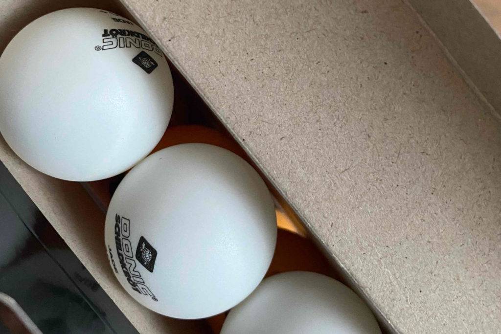 Die Tischtennisbälle im Test befinden sich in ihrer Verpackung.