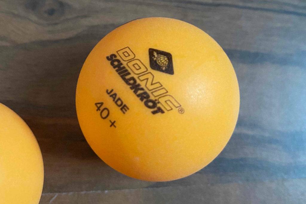 Der getestete Tischtennisball liegt auf dem Tisch.
