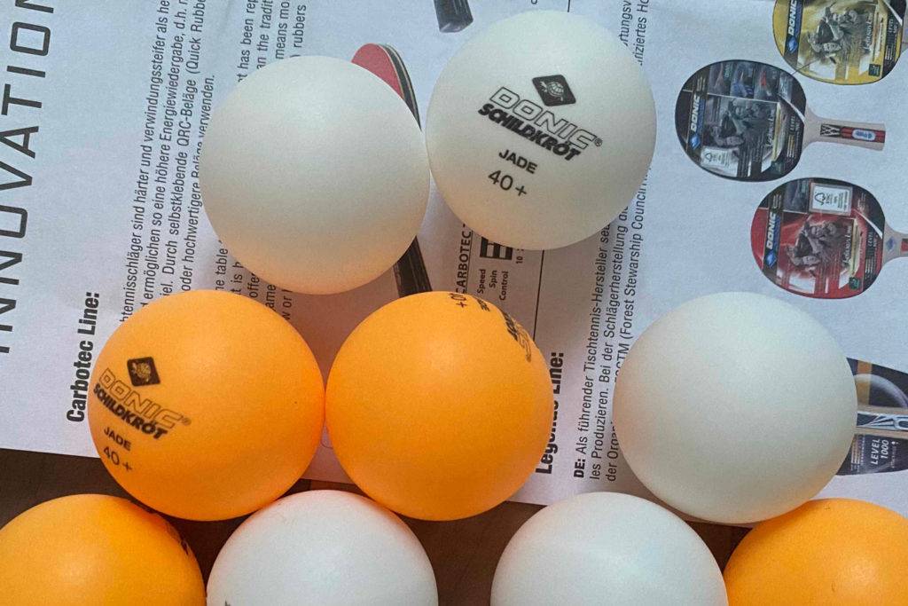 Einige getestete Tischtennisbälle liegen nebeneinander.