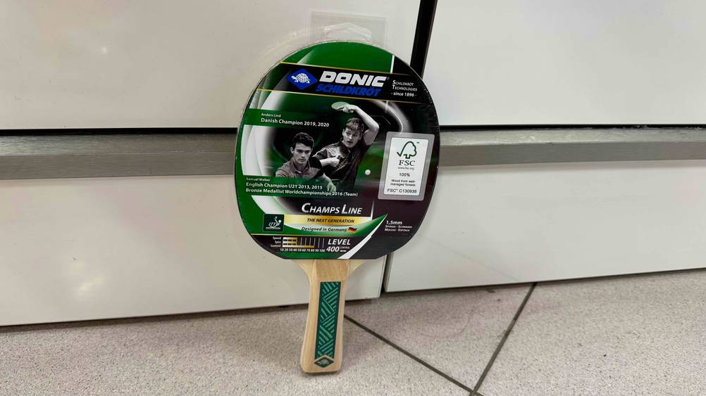 Vor einer hellen Wand lehnt ein Donic-Tischtennisschläger im Test.