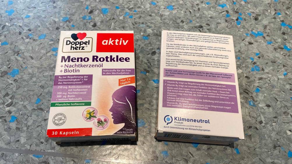 Rotklee-Kapseln-Test: zwei Verpackungen von Doppelherz liegen nebeneinander, mit Blick auf die Vorder- sowie Rückseite inklusive Produktbeschreibung.