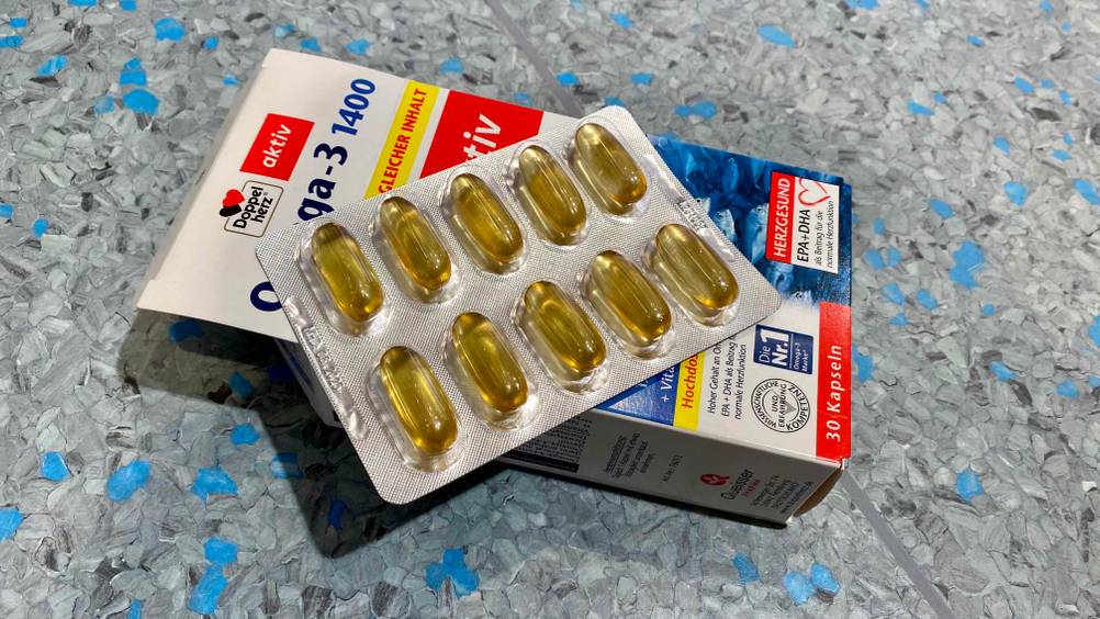 Ein Blister mit zehn Ampullen Omega-3-Öl liegt zum testen auf der Originalverpackung.