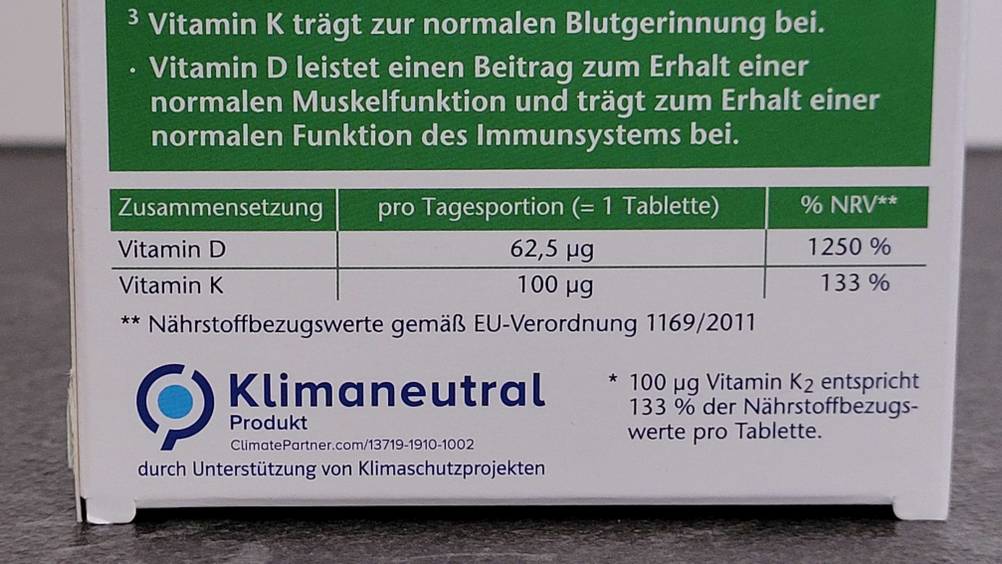 Detailaufnahme der Rückseite einer Packung Vitamin K2 im Test mit Informationen zur Zusammensetzung.