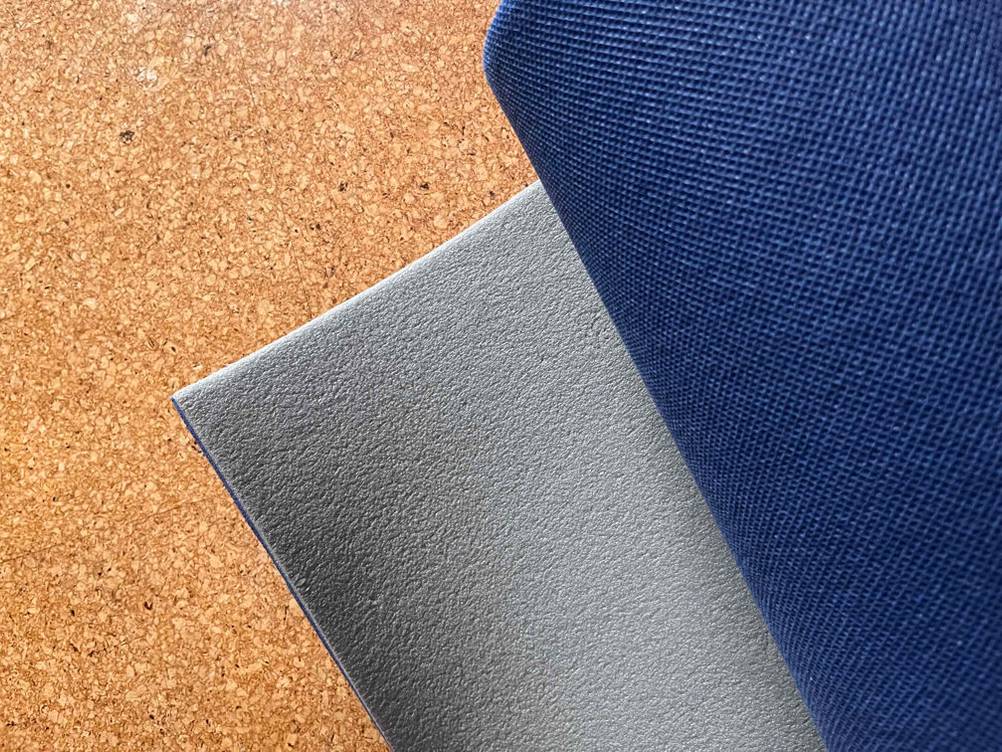 Im Test: Nahaufnahme der Struktur auf der Unterseite einer Doppel-Isomatte.