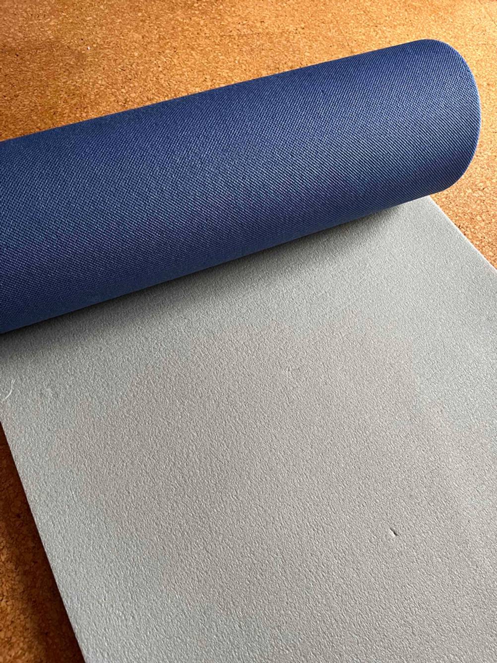 Doppel-Isomatte im Test: halb ausgerollte Matte mit Rückseite nach oben.