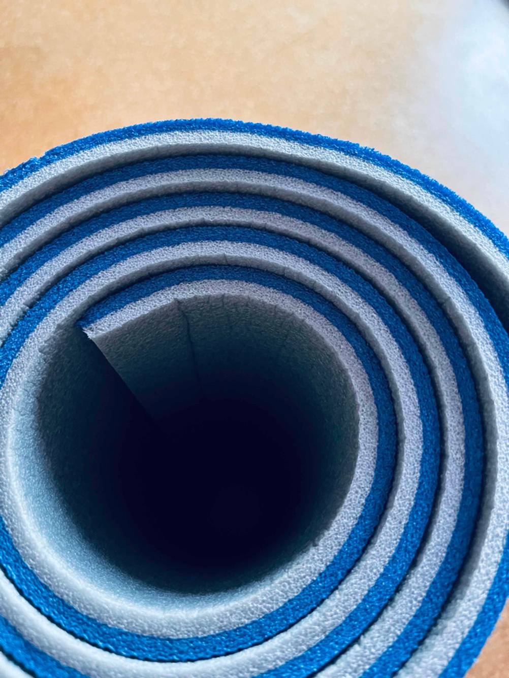 Detailansicht einer zusammengerollten Doppel-Isomatte im Test.