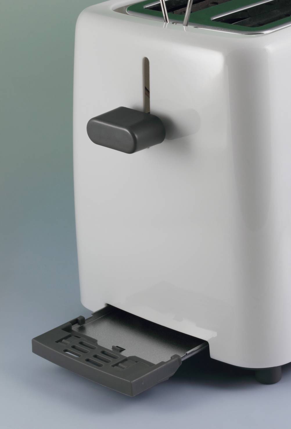 Doppel-Langschlitztoaster-Test: Nahaufnahme der Krümellade eines weissen Doppel-Langschlitztoasters. 