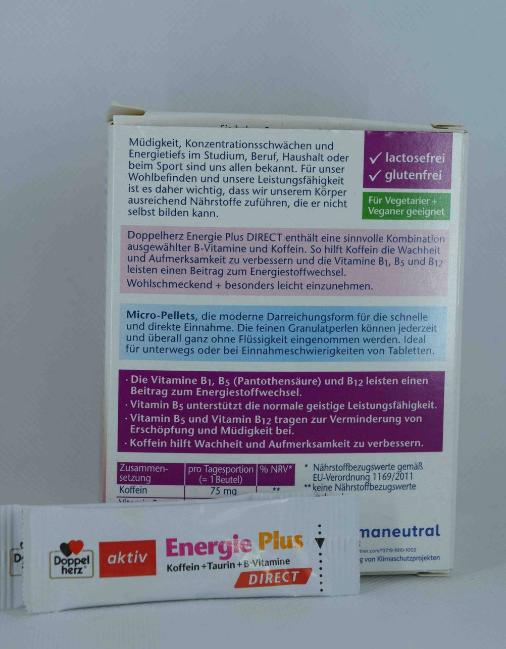 Rückseite einer Verpackung getestete Koffeintabletten mit Beschreibung des Inhalts.