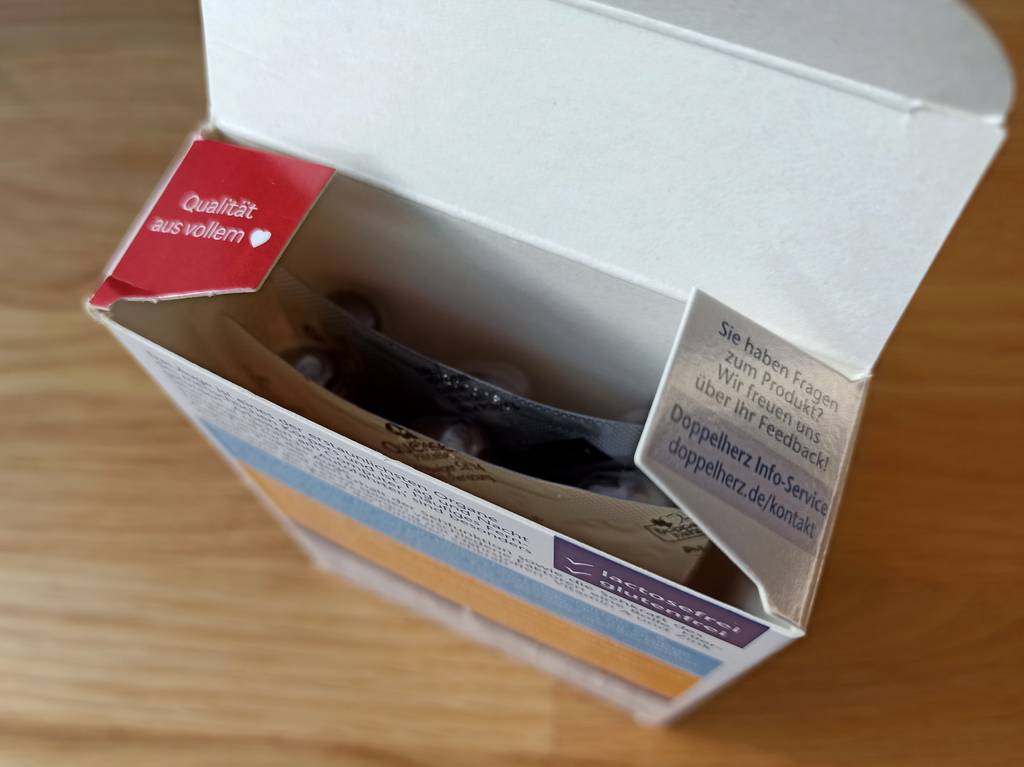 eine geöffnete Packung Tabletten, in die man hineinschauen kann und die Blister sieht.
