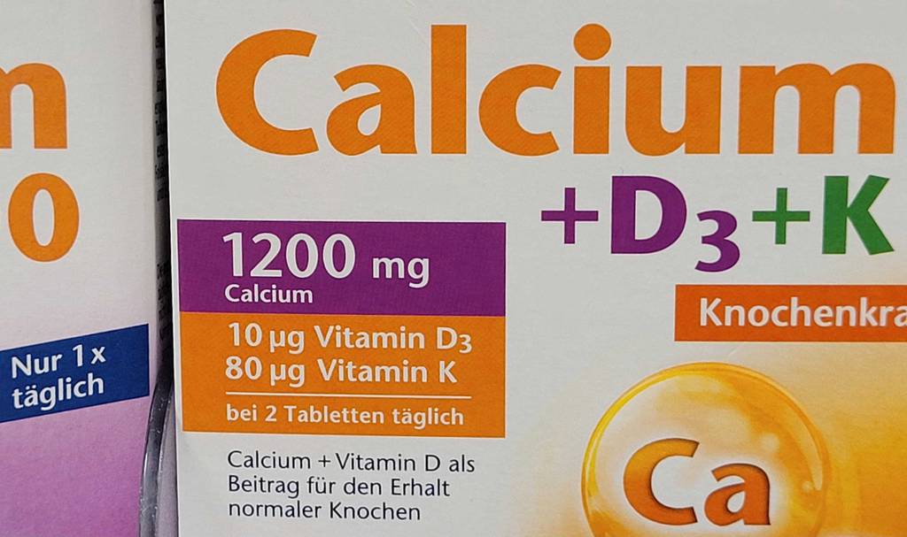 Im Test: Nahansicht der Vorderseite einer Packung Calcium.