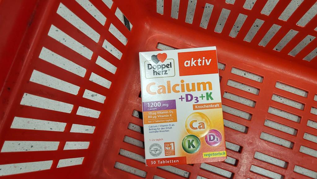 Eine Packung Calcium liegt zum Testen in einem roten Einkaufskorb.