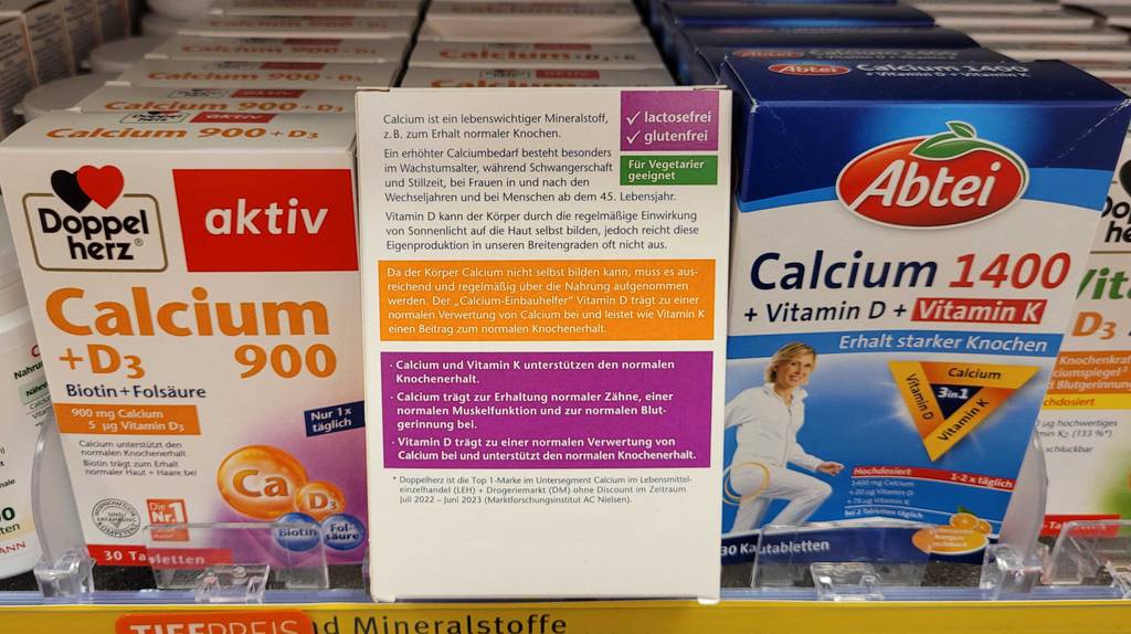 Im Test: Auf der Rückseite einer Packung mit Calcium stehen Informationen.