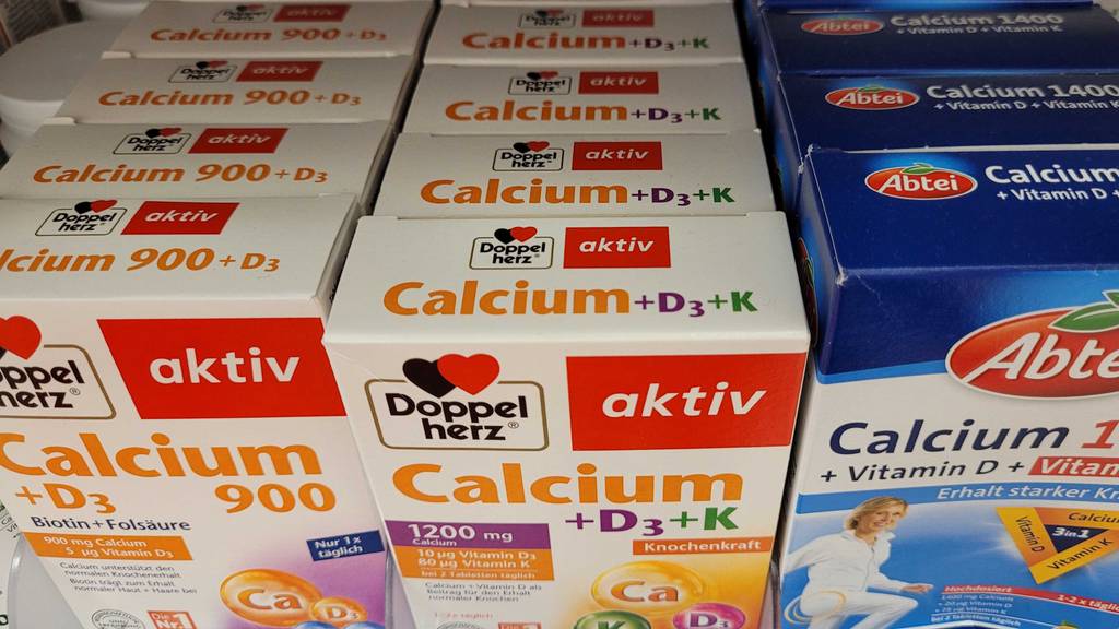 Calcium im Test: Blick von oben auf mehrere Packungen, die hinter- und nebeneinander in einem Regal stehen.