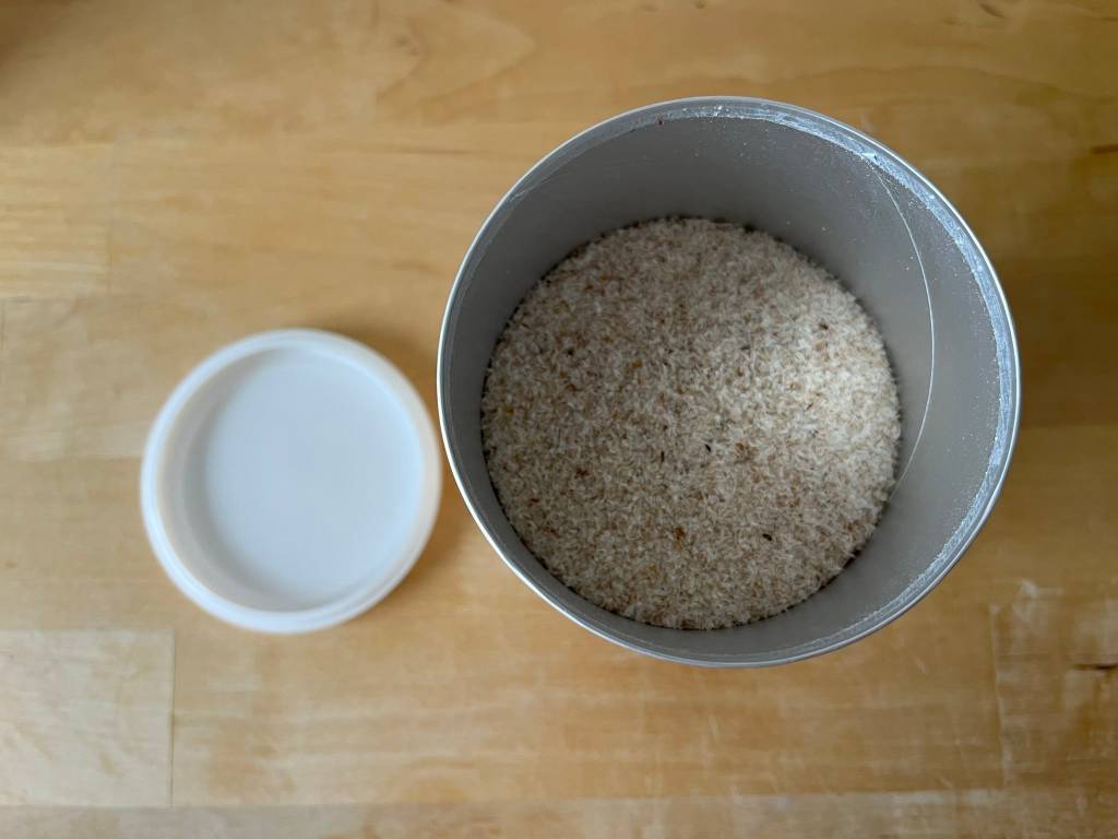 Blick von oben in die Packung Flohsamen.