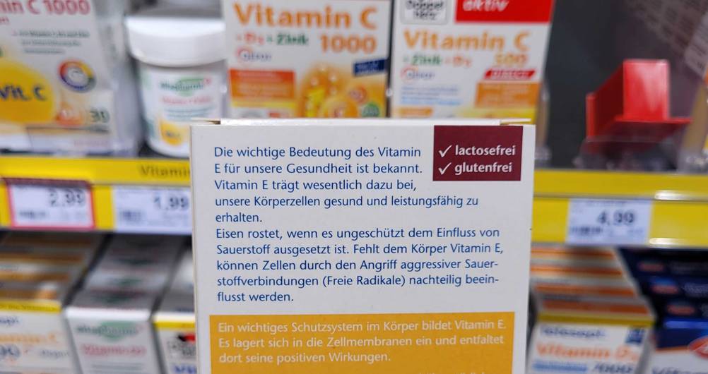 Vitamin E getestet: Nahaufnahme des Aufdrucks auf einer Packung mit Informationen.