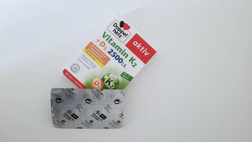Vitamin-D-Tabletten getestet: Ein Tablettenblister liegt mit der Rückseite nach oben auf der Originalverpackung.