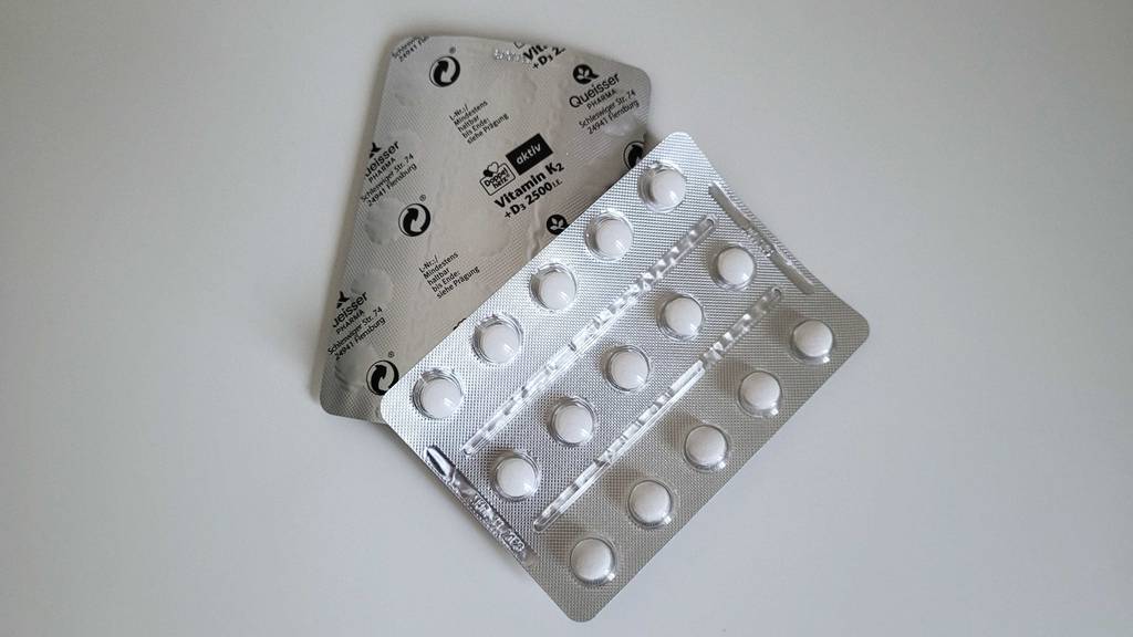 Vitamin-D-Tabletten-Test: Zwei Blister liegen auf einer weißen Fläche.