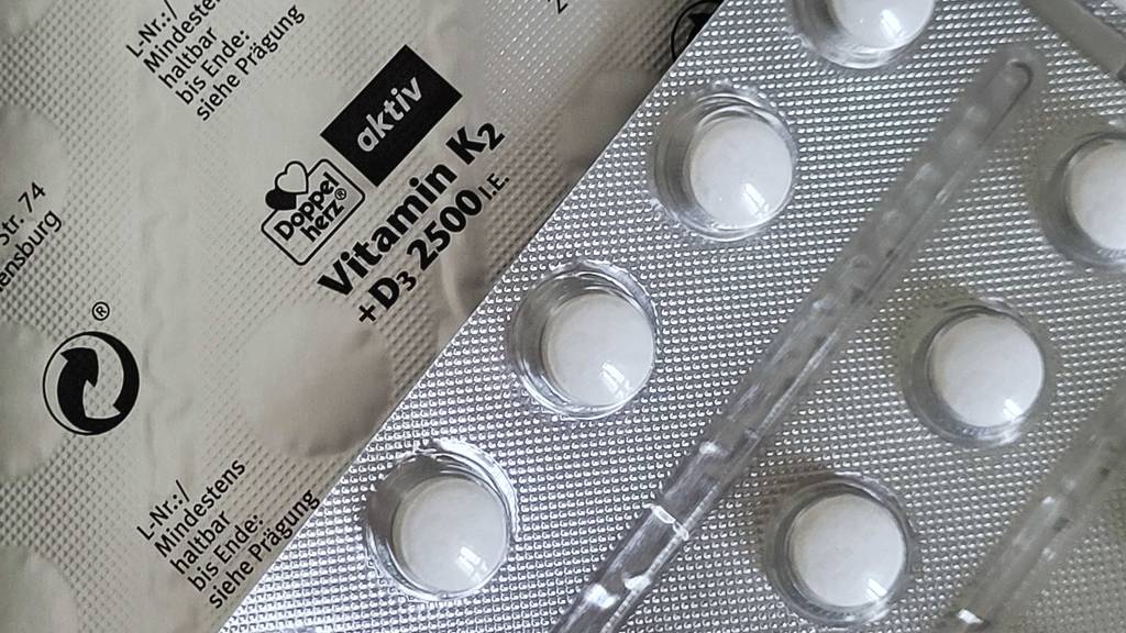 Im Test: Vitamin-D-Tabletten im Blister in Detailansicht.