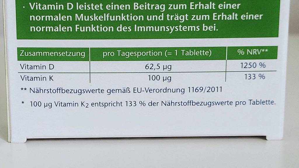 Auf der Rückseite der Verpackung von getesteten Vitamin-D-Tabletten sinddie Nährstoffe angegeben.