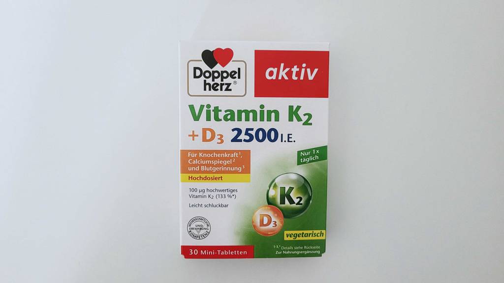 Auf der Vorderseite der Verpackung von getesteten Vitamin-D-Tabletten stehen Informationen zur Verwendung.