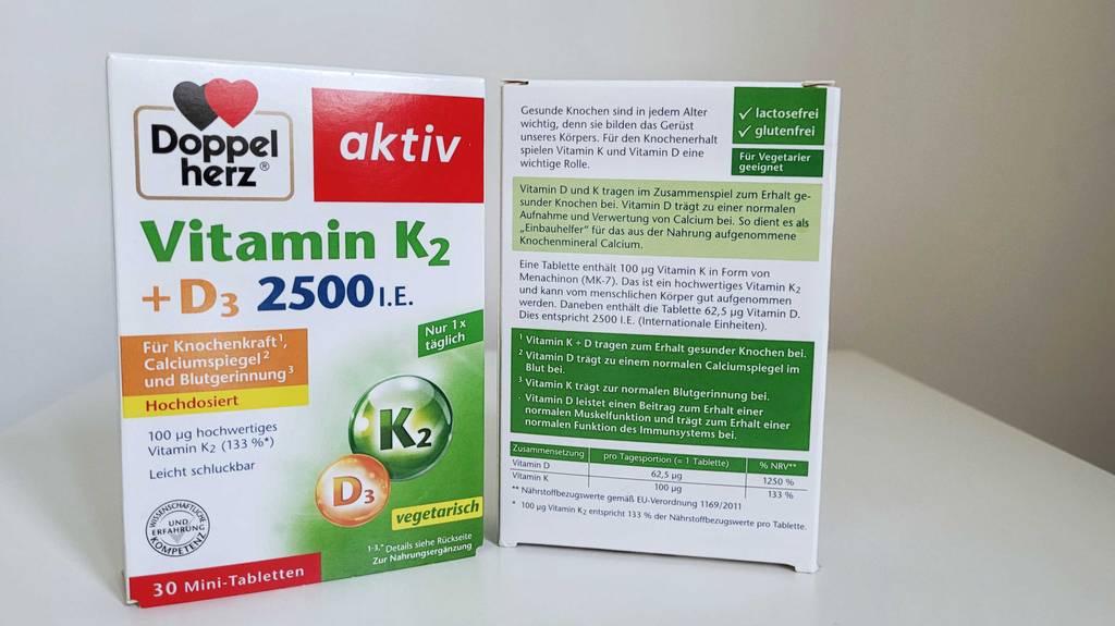 Zwei Packungen mit getesteten Vitamin-D-Tabletten stehen nebeneinander, eine davon mit der Rückseite nach vorn.