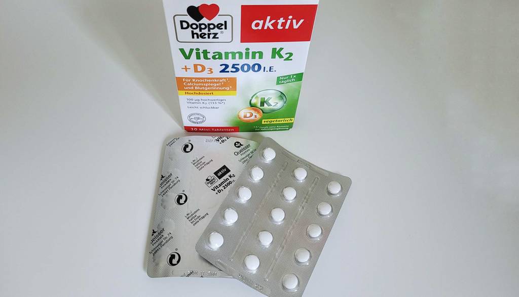 Vitamin-D im Test: Doppelherz Vitamin K2 und D3 2500IE mit zwei Blistern, die ausgepackt sind.