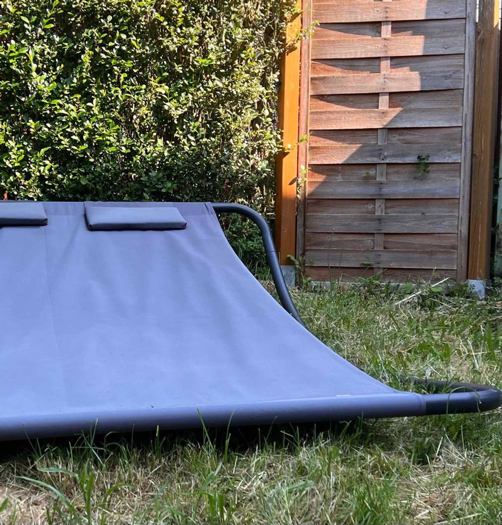 Doppelliege im Garten von vorne im Test.