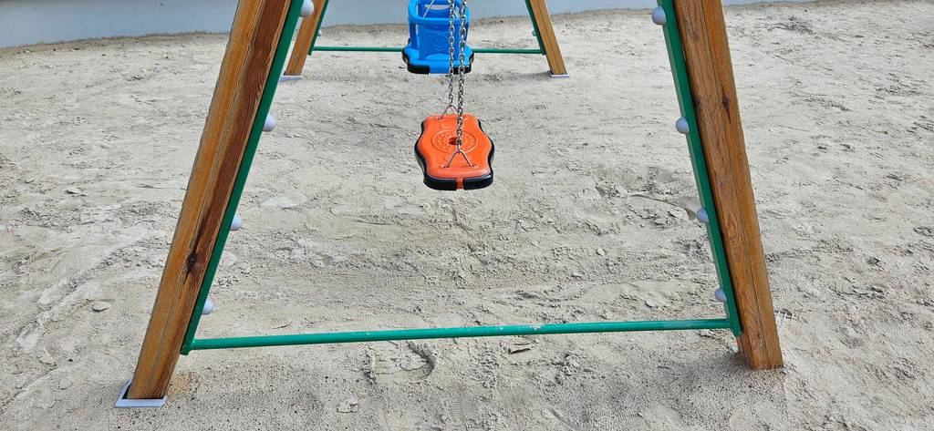 Doppelschaukel im Test: Seitenansicht der Schaukel.