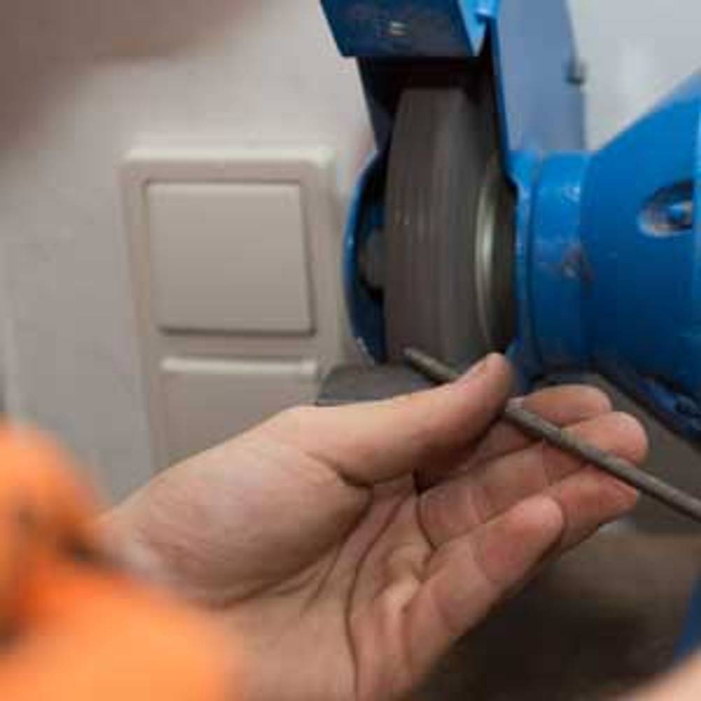 Doppelschleifer in Aktion an einem Metallstab