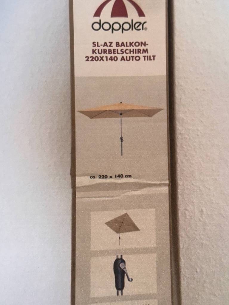 Sonnenschirme im Test: Nahaufnahme der Originalverpackung eines Doppler-Modells mit Kurbelmechanik.